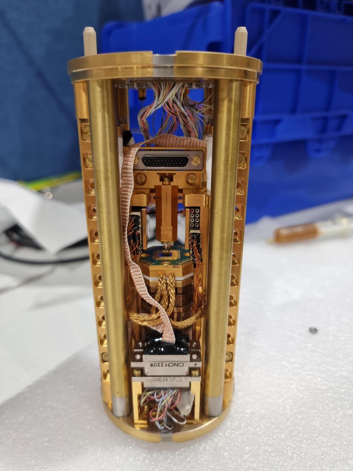 Integrating Attocube's AFM into a Proteox puck